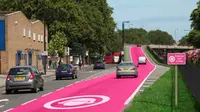 Jalan berwarna merah muda ini dikhususkan bagi pengendara wanita