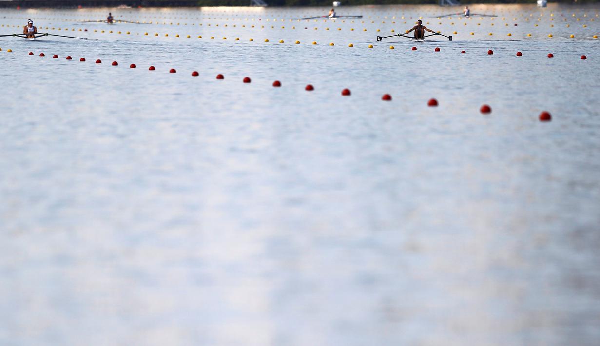 Para atlet dayung berlatih jelang Olimpiade Rio 2016 di Lagoa, Rio de Janeiro, Brasil, (1/8/2016). (Reuters/Ivan Alvarado)