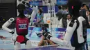Robot-robot bertanding dalam lomba tenis meja  saat upacara pembukaan World Humanoid Robot Games di Beijing, Sabtu, 22 Agustus 2026. (Foto AP/Achmad Ibrahim)