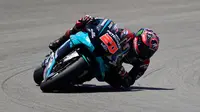 Pembalap tim satelit Petronas Yamaha, Fabio Quartararo, merayakan kemenangan usai menjuarai MotoGP 2020 di Sirkuit Jerez, Spanyol, Minggu (19/7/2020). Quartararo berhasil finis di posisi pertama dengan catatan waktu 41 menit 23,796 detik. (AFP/Javier Soriano)