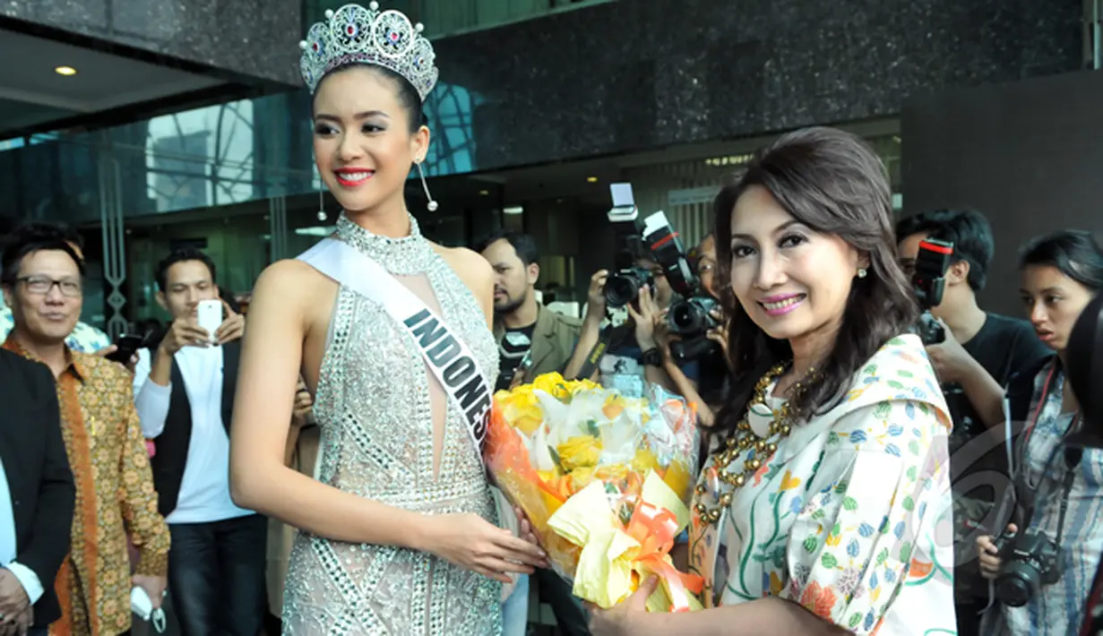Putri Indonesia 2014 Elvira Devinamira mendapat karangan bunga saat tiba di Graha Mustika Ratu, Jakarta usai mengikuti ajang Miss Universe 2014 di Florida International University, AS, Senin (3/2/2015). (Liputan6.com/Panji Diksana)