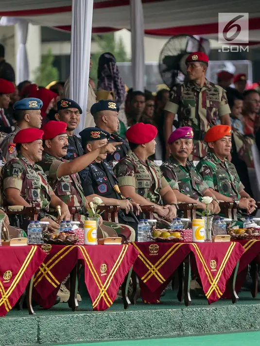 Panglima TNI Marsekal Hadi Tjahjanto saat menghadiri peringatan HUT ke-67 Kopassus di Markas Kopassus, Cijantung, Jakarta, Rabu (24/4). HUT Ke-67 Kopassus mengangkat tema Mewujudkan Prajurit Kopassus yang Profesional, Kuat dan Tangguh serta Adaptif Menghadapi Tantangan Global. (Liputan6.com/Faizal F