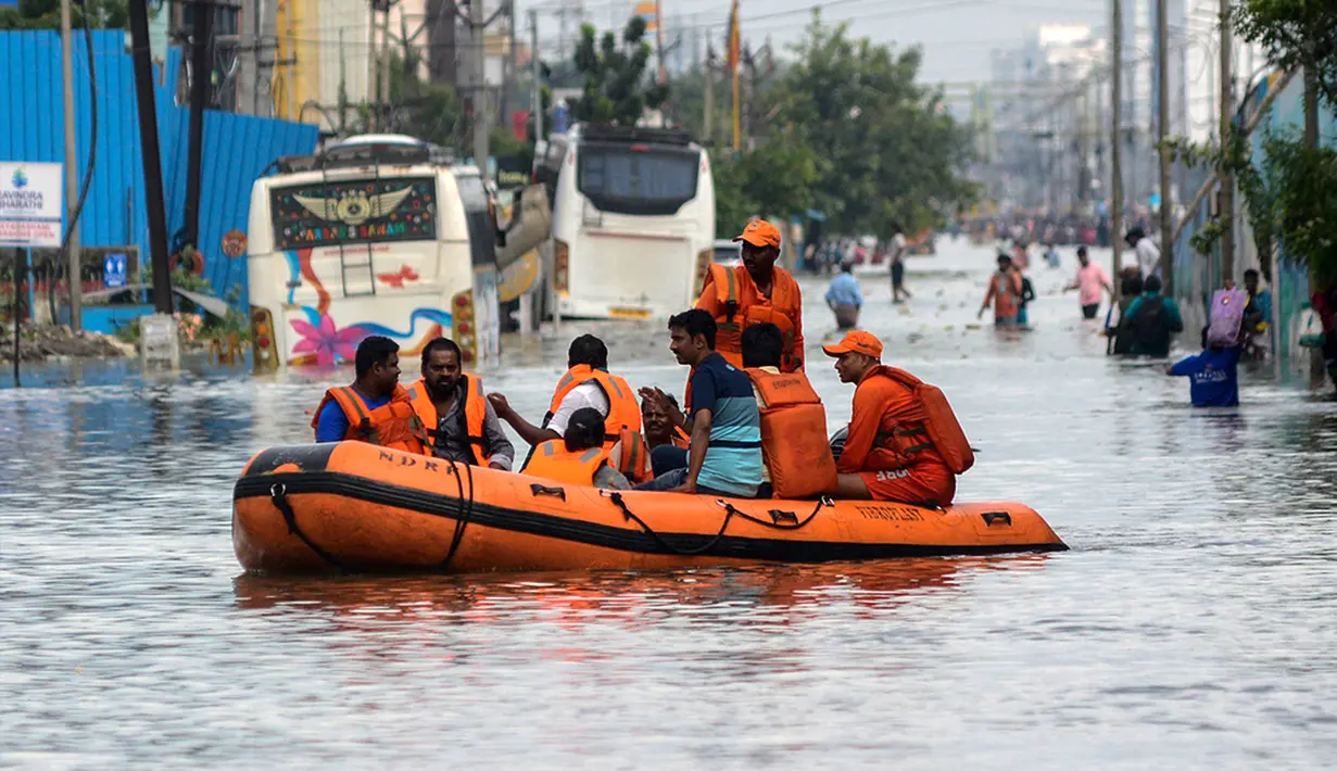 Tim penyelamat National Disaster Response Force (NDRF) mengevakuasi orang-orang dari daerah banjir menyusul hujan lebat di sepanjang pantai Teluk Benggala, Chennai, India, Selasa (5/12/2023). Badai Michaung mulai melanda di sepanjang garis pantai tenggara India pada hari Selasa, membawa serta hujan lebat dan angin kencang. (AP Photo)