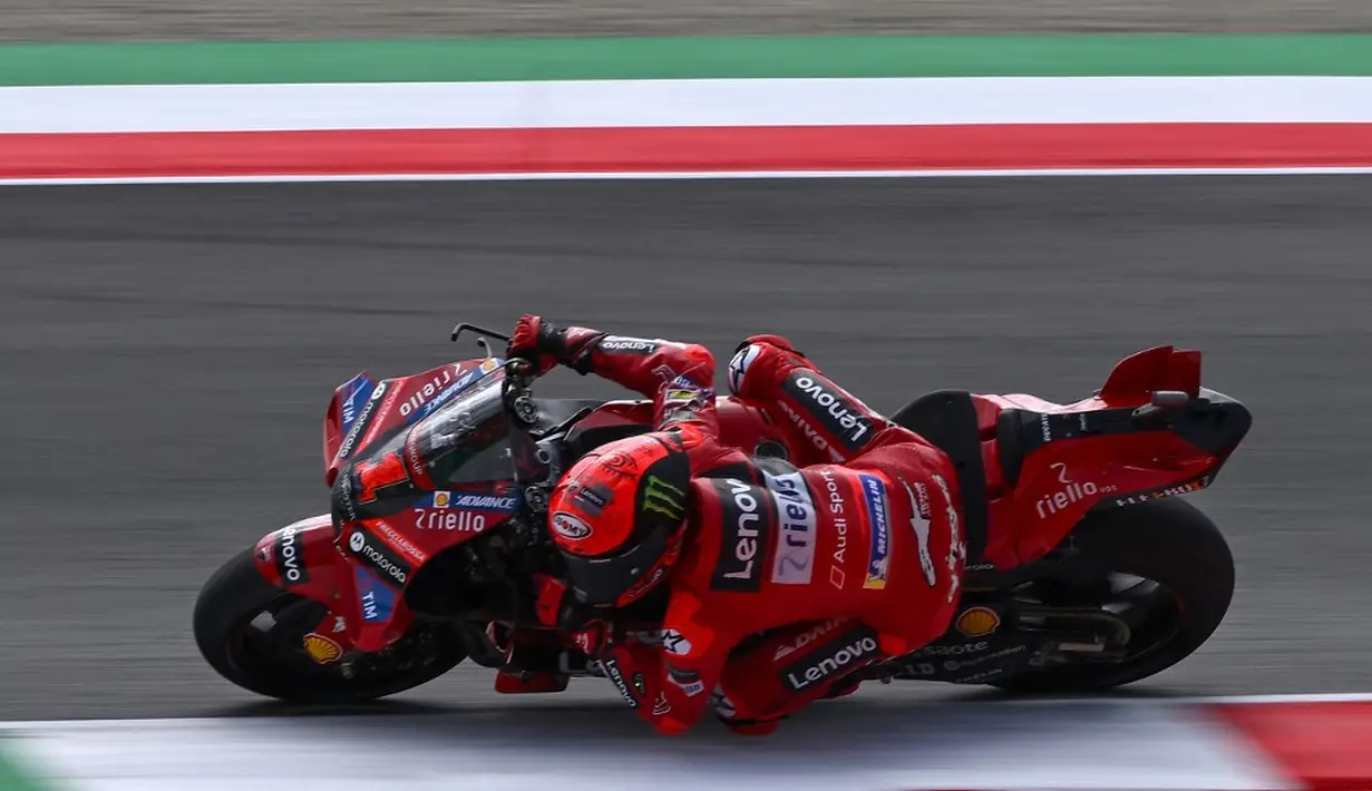 <p>Francesco Bagnaia tampil menggila kala mentas di tanah kelahirannya. (Filippo MONTEFORTE/AFP)</p>