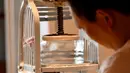 Pemilik toko Koji Morinishi menyerut es alamai untuk membuat hidangan penutup kakigori di distrik Yanaka Tokyo (21/6/2019). Di Jepang, kakigori mudah ditemui saat Festival Yatai yang digelar saat musim panas tiba. (AFP Photo/Toshifumi Kitamura)