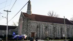 Sebuah helikopter medis yang jatuh di dekat Gereja Drexel Hill United Methodist Church di Drexel Hill, Philadelphia, Pennsylvania, AS (11/1/2022). Helikopter medis yang akan menuju keluar negara AS terjatuh di dekat gereja. (AP Photo/Matt Rourke)