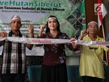 Pernyataan bersama menolak hutan tanaman industri (HTI) Pulau Siberut Mentawai di Jakarta, Kamis (9/11). Pulau Siberut kembali terancam HTI setelah PT. Biomass Andalan Energi kembali mendapatkan Surat Persetujuan Prinsip. (Liputan6.com/Faizal Fanani)