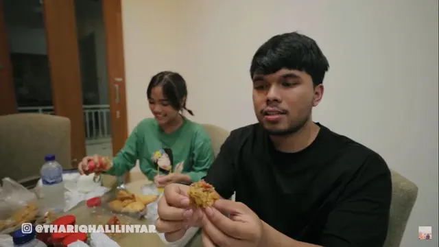 Thariq dan Fuji Bukber di Rumah Baru
