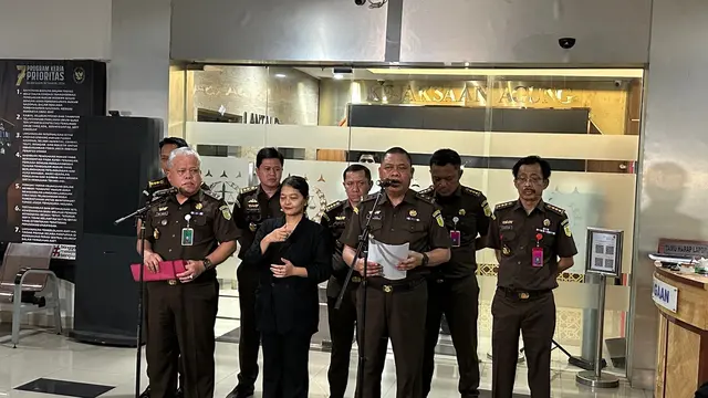 Dirdik Jampidsus Kejagung Abdul Qohar menyampaikan ada 3 tersangka baru perintangan penyidikan atau obstruction of justice kasus vonis lepas perkara korupsi minyak goreng.
