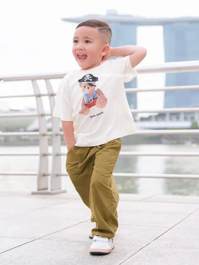 5 Potret Terkini Rayyanza Bergaya ala Anak Skena, Outfitnya Kece Abis!