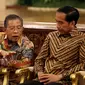 Menko Perekonomian Darmin Nasution (kiri), berbincang dengan Presiden Joko Widodo  dalam peresmian Pencanangan Sensus Ekonomi (SE) 2016 dan pembukaan rapat koordinasi teknis SE 2016 di Istana Negara, Jakarta, Selasa (26/4). (Liputan6.com/Faizal Fanani)