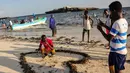 Seorang pria berpose di Pantai Jazera di pinggiran Mogadishu, Somalia (24/11). Pantai ini jadi tempat rekreasi populer bagi warga Somalia. (AFP Photo/Mohamed Abdiwahab)