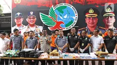Kabid Humas Polda Metro Jaya Kombes Argo Yuwono (keempat kiri) memberikan keterangan saat rilis sejumlah kasus peredaran narkoba selama  Operasi Nila Jaya 2019 di Jakarta, Kamis (10/10/2019). Operasi Nila Jaya digelar sejak 18 September 2019 hingga 2 Oktober 2019. (Liputan6.com/Herman Zakharia)