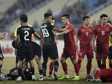 Keributan terjadi di laga Vietnam melawan Indonesia di leg kedua semifinal Piala AFF 2022 yang berlangsung di My Dinh Stadium, Hanoi, Senin (9/1/2023). (AP Photo/Nguyen Manh Quan)