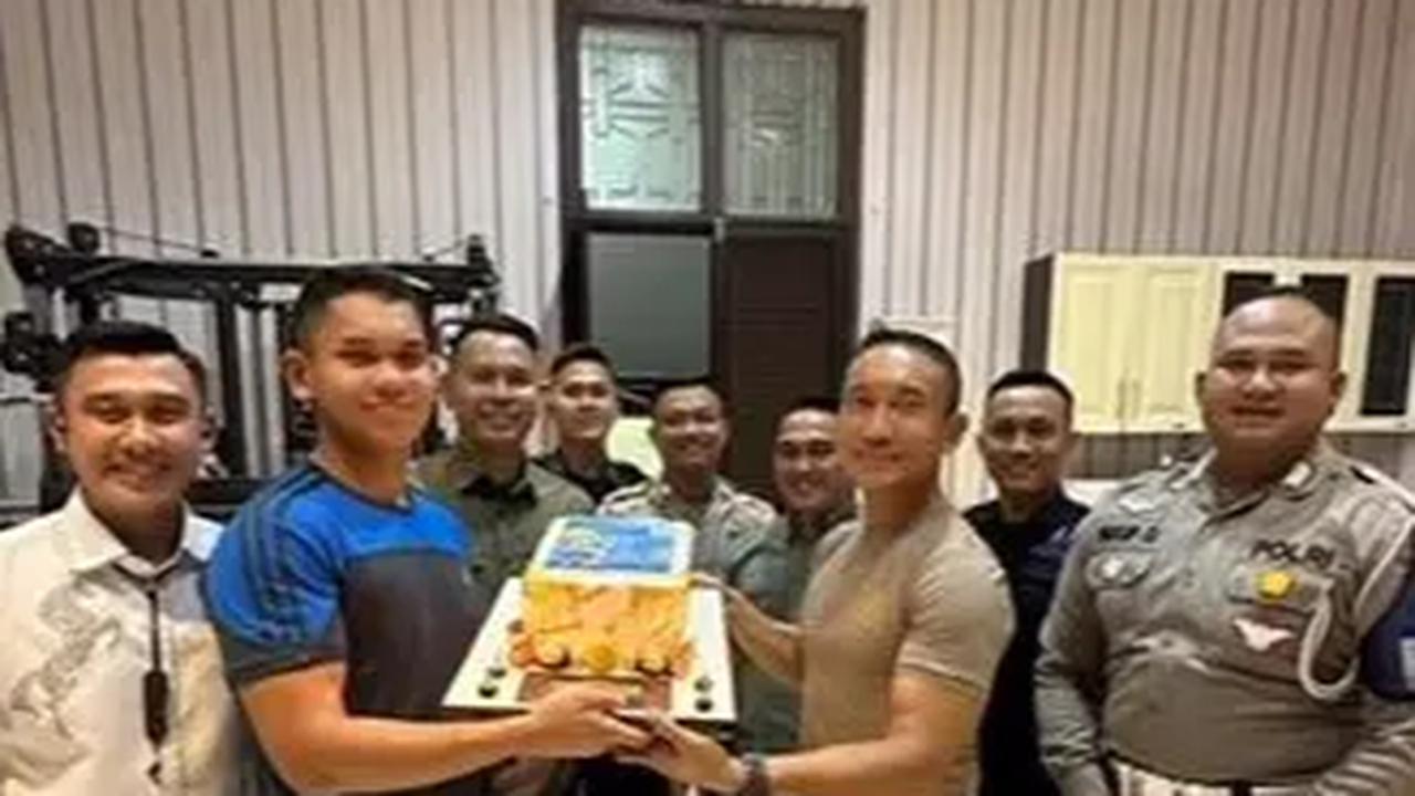 Sabilul terlihat memberikan kue ulang tahun kepada Adam. Ulang tahun sang putra pun tampak dirayakan secara sederhana bersama rekan-rekan yang lain. <br>