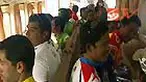 Para peserta Tour de Singkarak diboyong dengan kereta api uap Mak Itam menuju lokasi start saat berada di Kota Sawahlunto, Sumbar. Keberadaan lokomotif uap buatan 1902 ini membuat takjub peserta. 