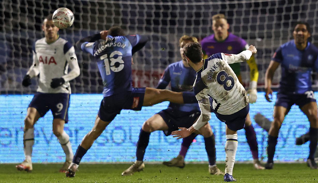 Gelandang Tottenham Hotspur, Harry Winks melepaskan tendangan yang berbuah gol kedua timnya ke gawang Wycombe Wanderers dalam laga babak keempat Piala FA 2020/21 di Adams Park Stadium, Senin (25/1/2021). Tottenham Hotspur menang 4-1 atas Wycombe Wanderers. (AFP/Adrian Dennis)