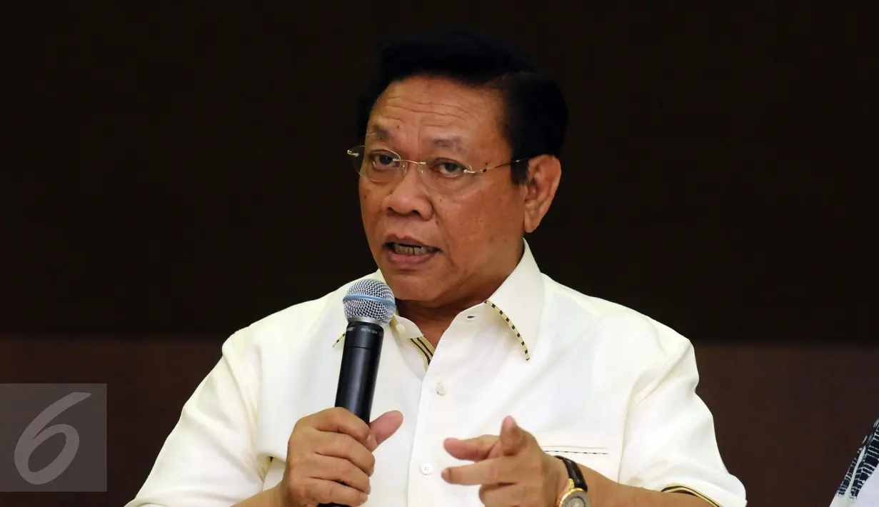 Fungsionaris Partai Golkar, Agung Laksono memberikan keterangan terkait pengunduran diri Setya Novanto sebagai Ketua DPR RI di Jakarta, Kamis (17/12/2015). Agung mengungkapkan sudah menyiapkan nama pengganti. (Liputan6com/Helmi Fithriansyah)