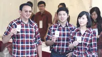 Cagub DKI Jakarta, Basuki T Purnama bersama keluarga menunjukkan nomor urut pencoblosan pada Pilkada DKI 2017 di TPS 054 Pantai Mutiara, Jakarta Utara, Rabu (15/2). (Liputan6.com/Faizal Fanani)