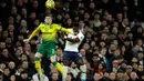 Bek Tottenham Hotspur, Serge Aurier melompat saat berebut bola dengan pemain Norwich City, Sam Bryam pada pekan ke-24 Liga Inggris di Tottenham Hotspur Stadium, London, Rabu (22/1/2020). Bermain di kandang sendiri, Tottenham Hotspur harus susah payah menaklukkan Norwich City 2-1. (AP/Matt Dunham)