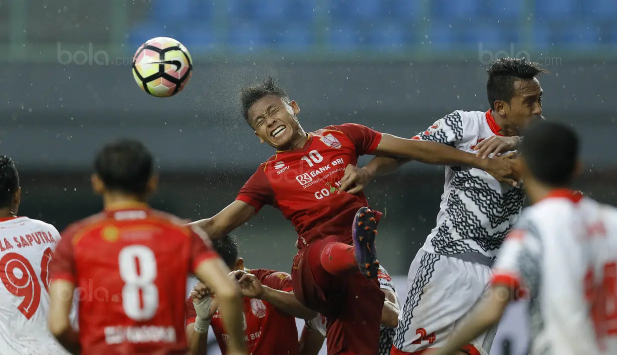 Striker Persis Solo, Tri Handoko, duel udara dengan bek Martapura FC, Wirabuana Prayogo, pada laga 8 besar Liga 2 Indonesia di Stadion Patriot, Bekasi, Kamis (9/11/2017). Persis kalah 0-1 dari Martapura FC. (Bola.com/M Iqbal Ichsan)