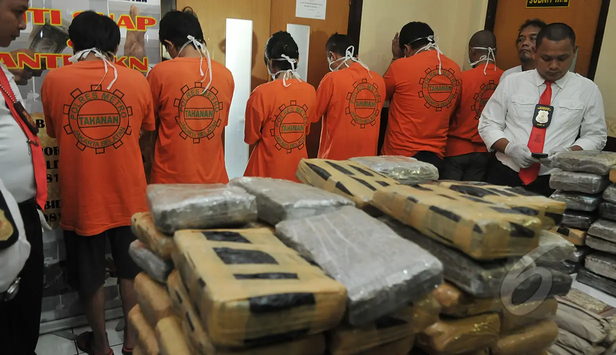 Satuan Narkoba Polres Metro Jakarta Selatan memperlihatkan barang bukti 200 kg ganja di Mapolres Jakarta Selatan, Senin (27/4/2015). Polres Metro Jakarta Selatan mengamankan enam orang tersangka dari tiga kasus berbeda. (Liputan6.com/Johan Tallo)