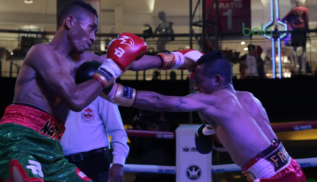 Aksi Frans Damur (kanan) dan Jon Jon Jetz saling melepaskan pukulan pada kelas Flyweight Mahkota Boxing Super Series di Cilandak Town Square, Jakarta (10/3/2018). Jon Jon Jetz menang angka mutalak atas Frans. (Bola.com/Nick Hanoatubun)