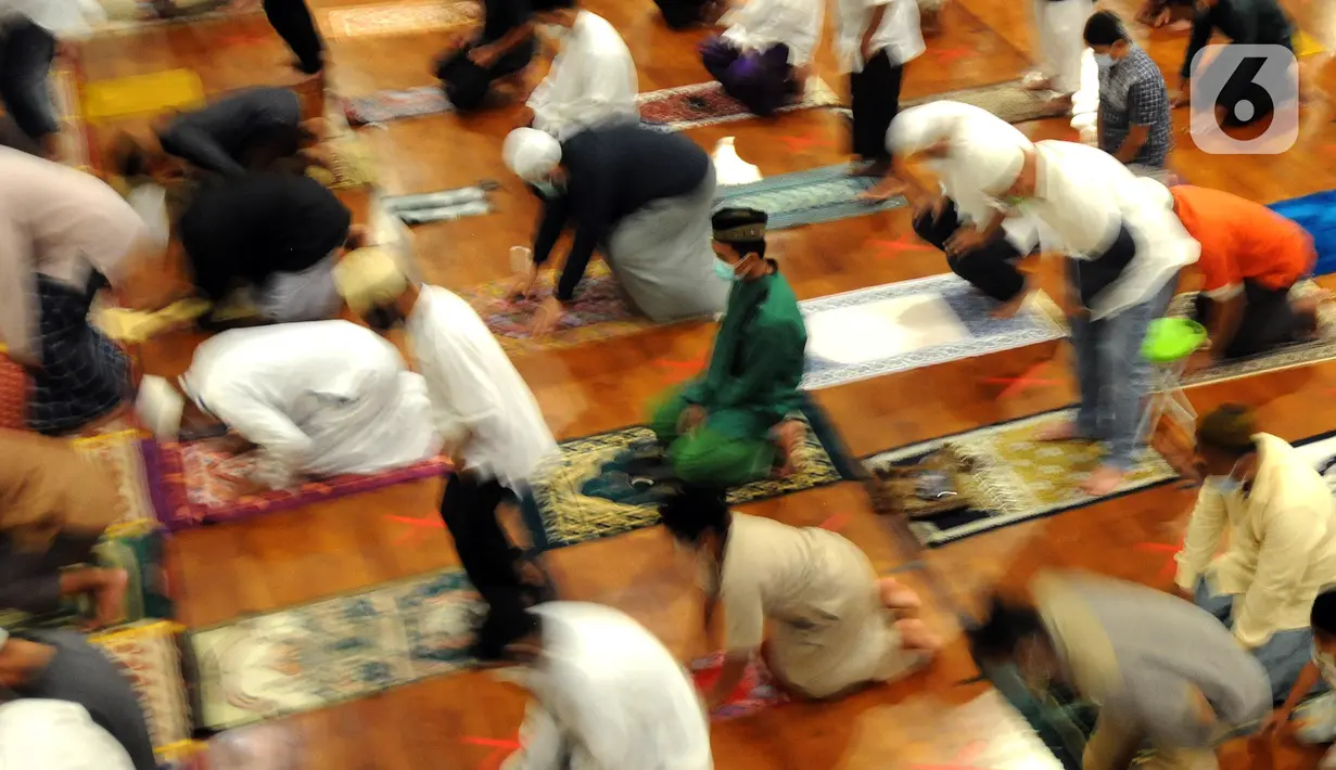 Umat muslim melaksanakan salat tarawih pertama 1 Ramadan 1442 H di Masjid Raya Cinere, Depok, Jawa Barat, Senin (12/4/2021). Hari ini, umat muslim melaksanakan ibadah salat tarawih pertama untuk selanjutnya menjalankan ibadah puasa satu bulan ke depan. (merdeka.com/Arie Basuki)