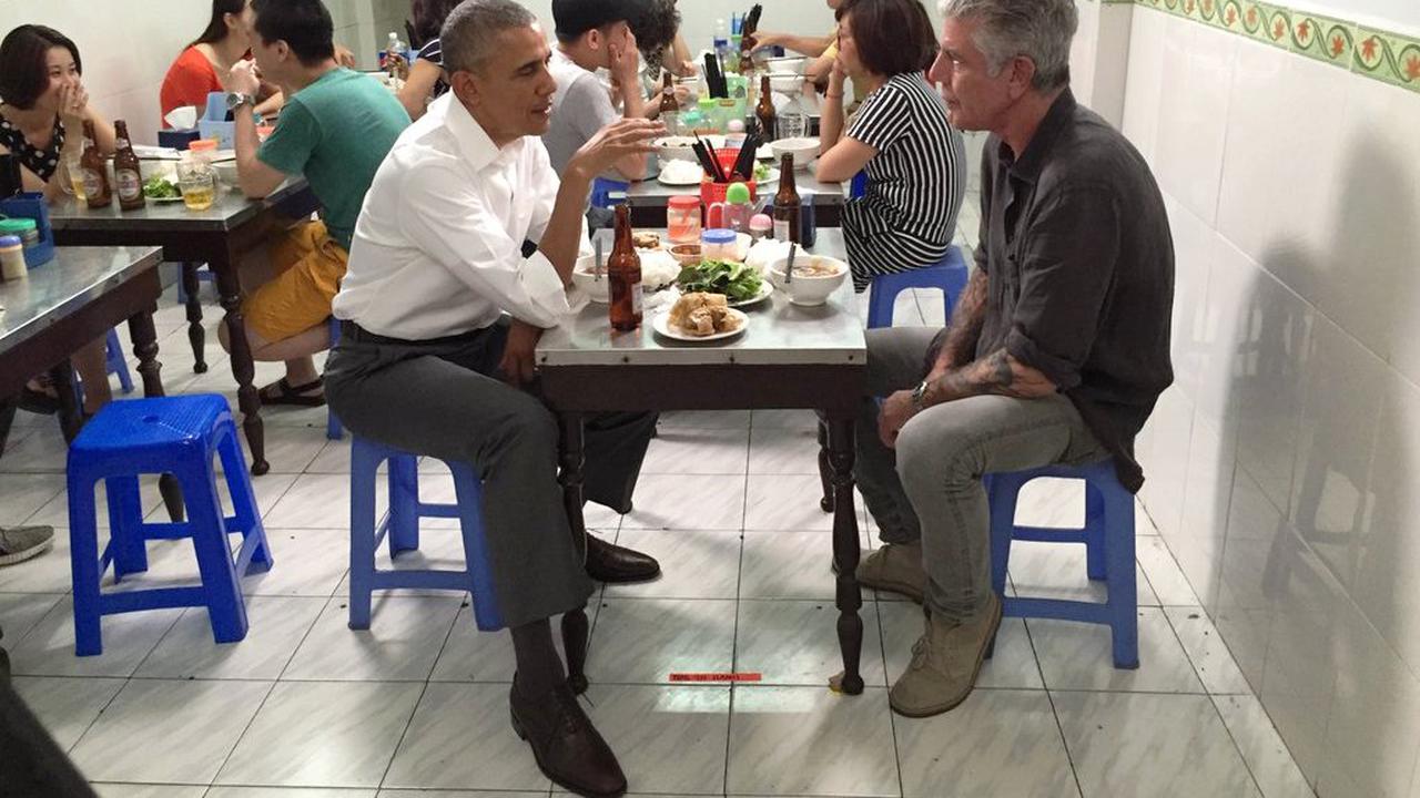 Obama jajan mie bersama Anthony Bourdain di Vietnam