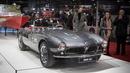 Pengunjung melihat BMW 507 yang dipamerkan saat pameran mobil Retromobile di Paris, Prancis (5/2). Pameran ini diselenggarakan dari tanggal 6 sampai 10 Februari 2019. (AFP Photo/Eric Feferberg)