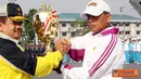 Pangkolinlamil Laksda TNI S.M. Darojatim menyerahkan Piala bergilir kepada Kontingen Kormar sebagai juara umum  Porwilbar 2012 di Lapangan Apel Mako Kolinlamil, Jakarta Utara, Jumat (15/6). (Pengirim: Kadispen Kolinlamil Letkol Laut Maman Sulaeman).
