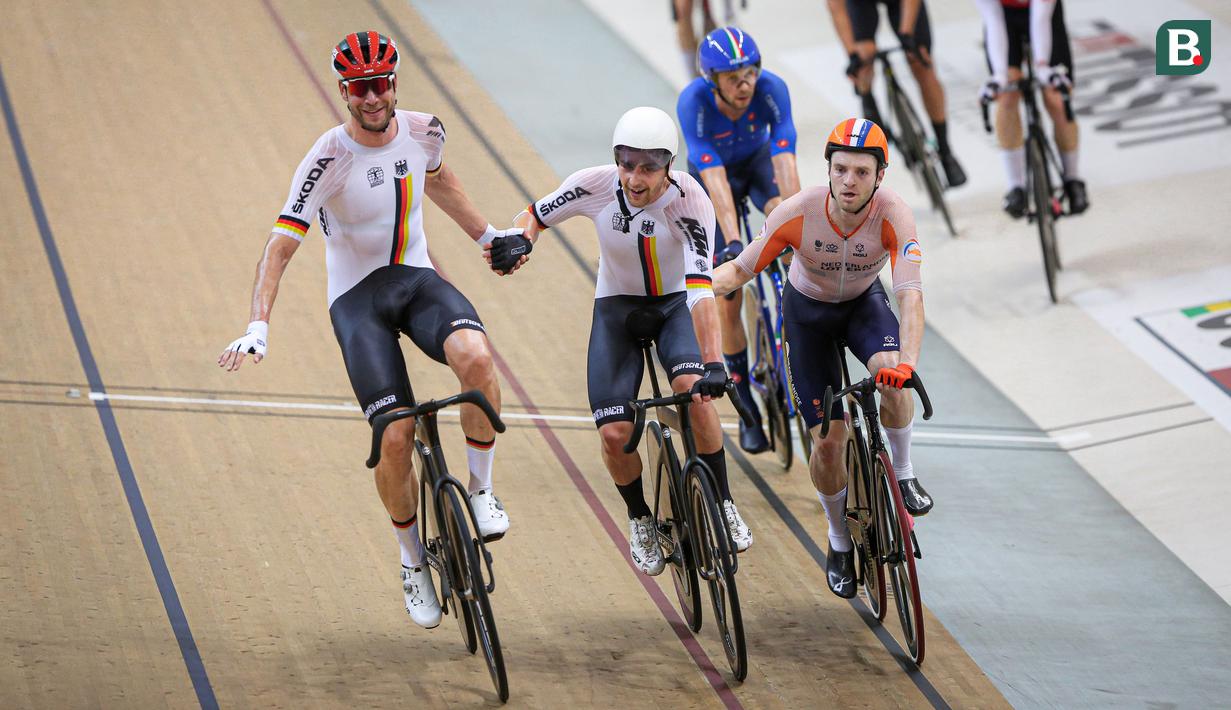 Tim balap sepeda Jerman berselebrasi setelah memenangkan nomor madison putra UCI Track Nations Cup 2023 di Jakarta International Velodrome, Rawamangun, Jakarta, Minggu (26/02/2023). (Bola.com/Bagaskara Lazuardi)