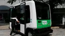 Seorang lelaki memasuki Robot Shuttle saat didemonstrasikan di Tokyo, Jepang, Kamis (7/7). Robot Shuttle adalah bus kemudi otomatis sehingga tak membutuhkan sopir untuk pengoperasiannya. (REUTERS / Toru Hanai)