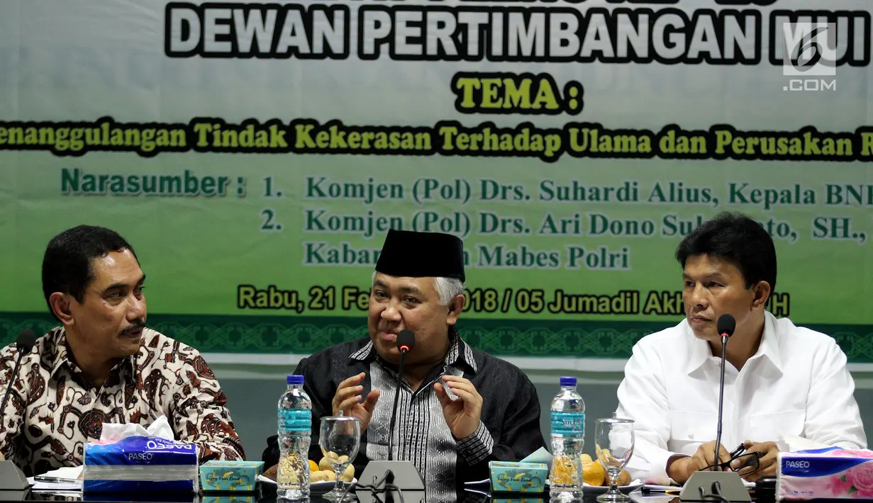 Ketua Dewan Pertimbangan MUI Din Syamsuddin (tengah) memberi penjelasan saat rapat pleno di kantor MUI, Jakarta (21/2). Rapat tersebut mengangkat tema penanggulangan tindak kekerasan terhadap ulama dan perusakan rumah ibadah. (Liputan6.com/JohanTallo)