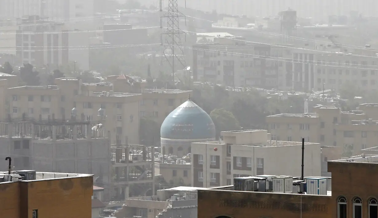 <p>Badai pasir melanda sebuah masjid di ibu kota Iran, Teheran pada 17 Mei 2022. Kantor-kantor pemerintah, serta sekolah dan universitas diumumkan ditutup di banyak provinsi di Iran karena kondisi "cuaca tidak sehat" dan badai pasir yang menyelimuti, menurut laporan media pemerintah. (AFP)</p>