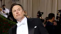Kehadiran Elon Musk di Met Gala 2022 ini tentunya menjadi atensi. Pasalnya orang terkaya di dunia versi Forbes ini baru saja membeli Twitter seharga USD44 Miliar. (Instagram/the.thinkings).