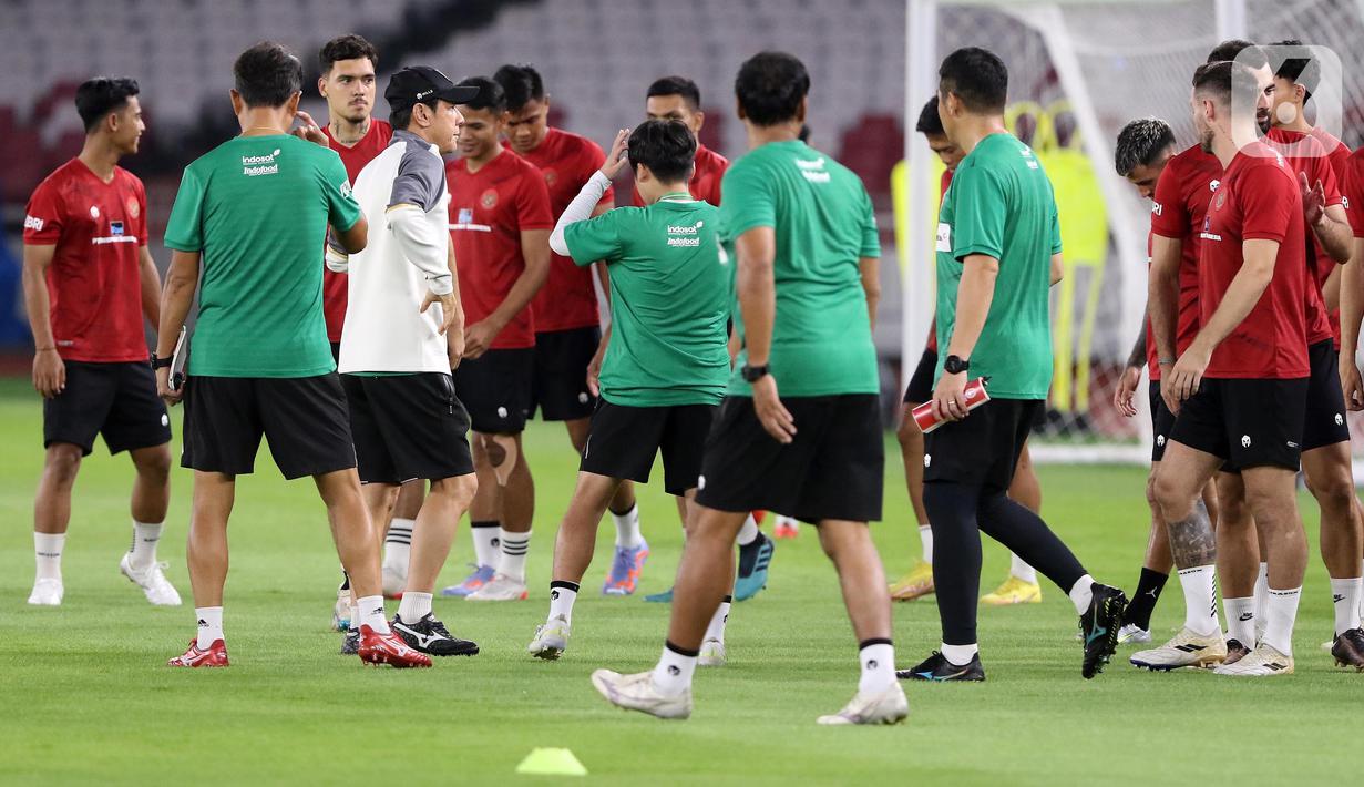 Shin Tae-yong mengungkapkan, pertandingan ini akan berjalan sulit untuk tim Merah Putih, pasalnya Albicaleste merupakan tim peringkat satu dunia dan perbedaan peringkat yang terlampau jauh dengan timnas Indonesia. (Liputan6.com/Helmi Fithriansyah)