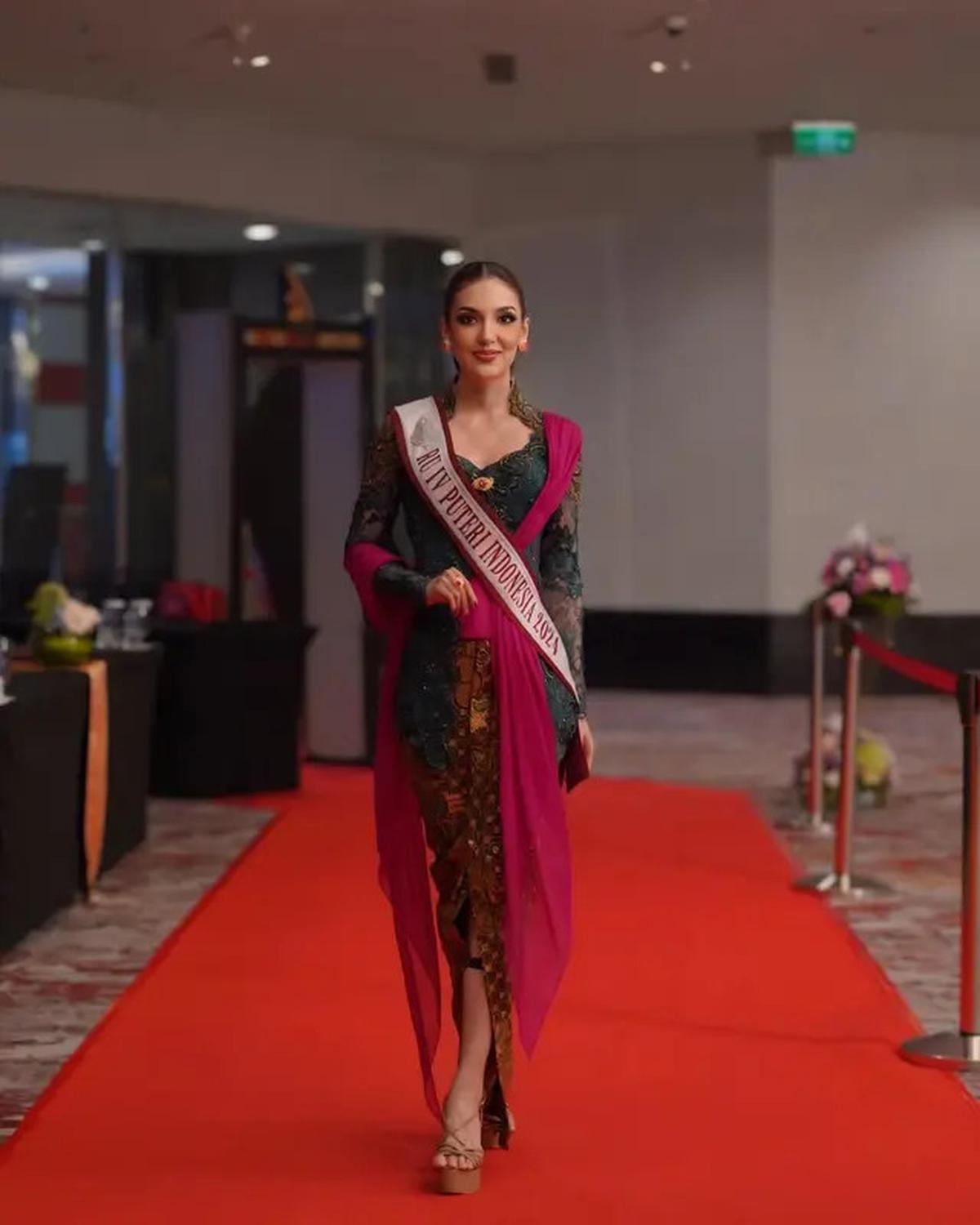 6 Gaya Ghina Raihanah saat Pakai Kebaya, Elegan Memesona