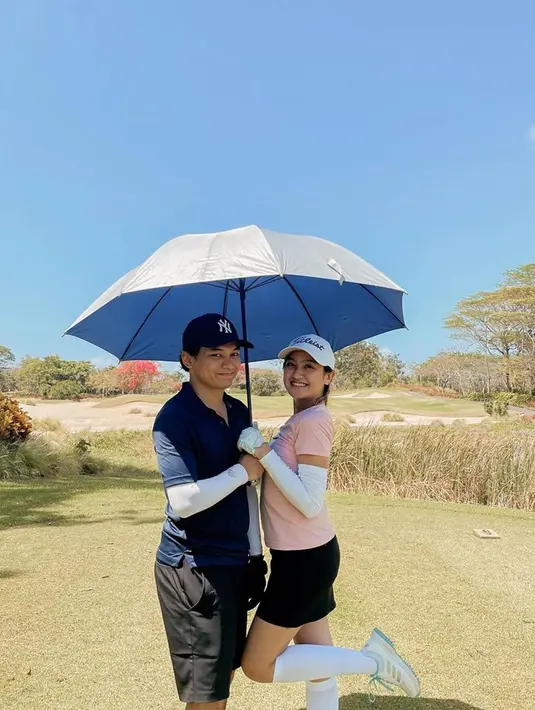 Tidak hanya main di satu arena golf. Beberapa pasangan ini main golf di kawasan Sentul hingga Bali. Main golf sambil pacaran tentu jadi salah satu momen menyenangkan. (Liputan6.com/IG/@salshabillaadr)