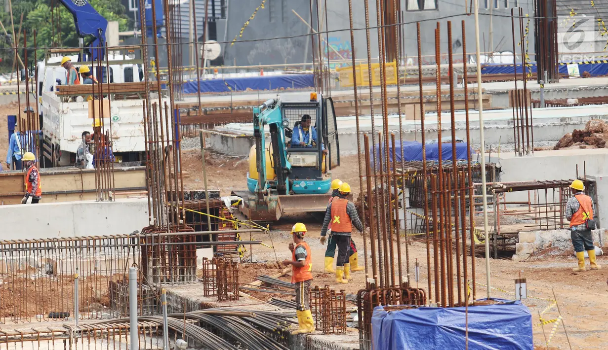 Pekerja menggunakan alat berat untuk menyelesaikan pembangunan depo MRT Lebak Bulus, Jakarta, Senin (19/6). Direktur Utama PT MRT, William Sabandar menambahkan, proyek ini ditargetkan rampung pada Maret 2019. (Liputan6.com/Angga Yuniar)