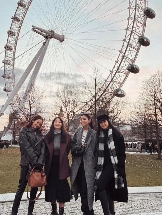 Tiba di London, Enzy dan Hesti kembali tampil kompak mengenakan busana nuansa hitam. Mereka pun juga ditemani sahabat Enzy yang lain yaitu Medina dan Febby Rastanty. @enzystoria/@hestipurwadinata.