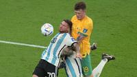Australia bahkan mampu memperoleh peluang matang saat laga belum genap setengah jam. Bola sundulan Harry Souttar dalam sebuah kemelut di depan gawang Argentina masih mampu diblok barisan pertahanan Tim Tango. (AP/Alessandra Tarantino)