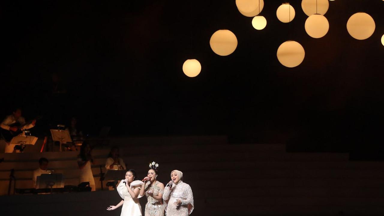 Anang Hermasyah yang datang menonton dipertengahan acara didapuk oleh penonton untuk berduet dengan Krisdayanti membawa penggalan lagu berjudul Cinta yang pernah mereka populerkan.