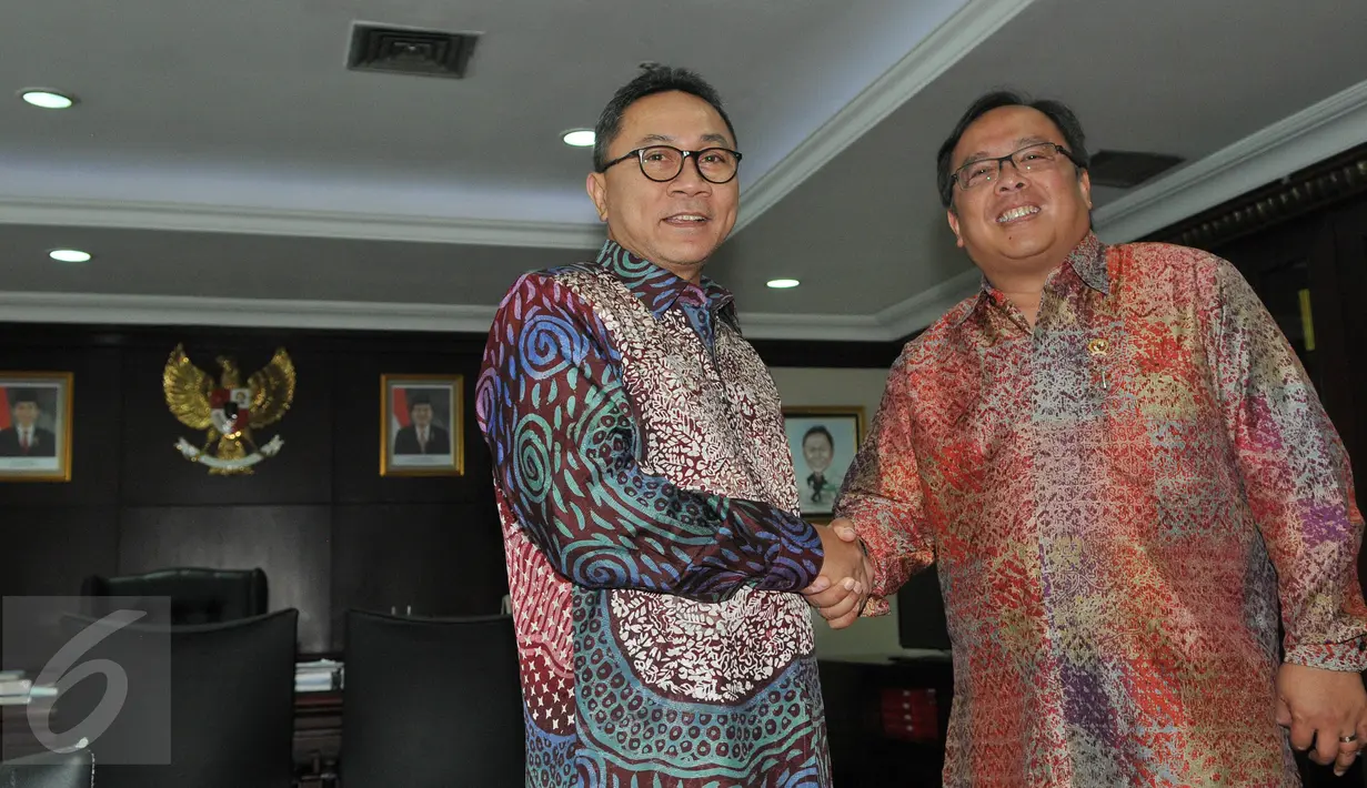 Ketua MPR RI Zulkifli Hasan (kiri) bersalaman dengan Menkeu Bambang Brodjonegoro di Gedung MPR/DPR/DPD RI, Jakarta, Kamis (23/7/2015). Keduanya melakukan halal bilahal sekaligus membahas RUU APBN 2015. (Liputan6.com/Herman Zakharia)