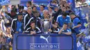 Pelatih Leicester City, Claudio Ranieri (tengah) memegang trofi juara Liga Inggris 2015/2016 saat keliling kota  Leicester, (16/5/2016). (AFP/Glyn Kirk)