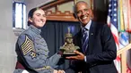 Mantan Presiden Amerika Serikat (AS), Barack Obama (kanan) menerima patung kadet dalam upacara penganugerahan Sylvanus Thayer Award 2024 dari Akademi Militer AS di West Point, New York, pada 19 September 2024. (KENA BETANCUR/AFP)