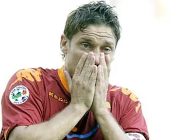 Reaksi kapten AS Roma, Francesco Totti di laga lawan Napoli yang berlangsung di Olimpico Stadium, 4 Oktober 2009. Dua gol Totti membuat Roma unggul 2-1. AFP PHOTO / Filippo MONTEFORTE 