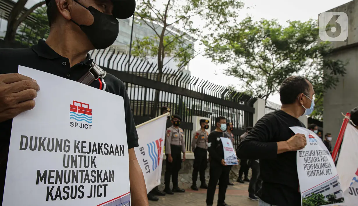 Serikat pekerja JICT menggelar aksi di depan Gedung Kejaksaan Agung, Jakarta, Jumat (30/4/2021). Dalam aksinya mereka mendukung upaya Kejagung untuk mengusut kasus dugaan tindak pidana korupsi terkait  perpanjangan kontrak pelabuhan petikemas nasional JICT. (Liputan6.com/Faizal Fanani)