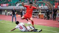 Pemain Persija Jakarta,&nbsp;Witan Sulaiman (atas), berusaha menghindar dari&nbsp;pemain Arema FC, Achmad Maulana Syarif, dalam pertandingan pekan kesembilan BRI Liga 1 2023/2024 yang berlangsung di Stadion Patriot Candra Bhaga, Bekasi, Minggu (20/9/2023). (Bola.com/Bagaskara Lazuardi)