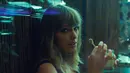 Taylor Swift terlihat minum minuma beralkohol dala video End Game. Namun sepertinya itu adalah whiskey, minuman Old Fashioned yang ia sebut di Getaway Car, lagu lain di album Reputation. (Cosmopolitan)